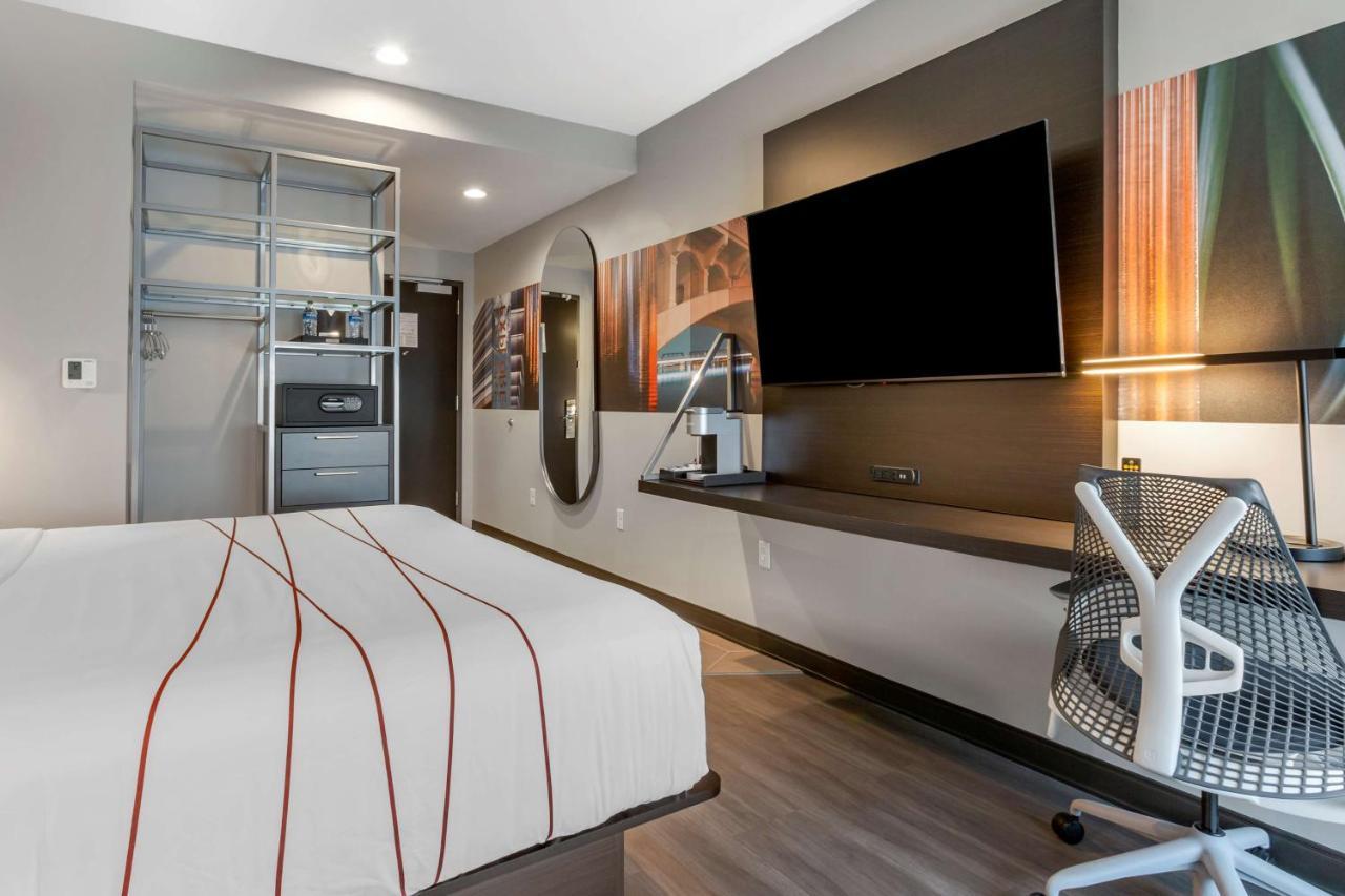 King Room with Mobility Accessible Tub